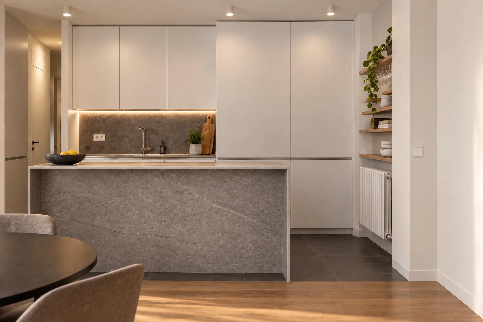 Cocina blanca con isla de acabado gris; imagen adaptada para inspiración