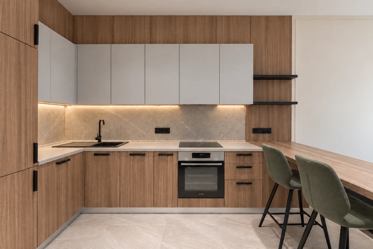 Cocina con muebles blancos y madera natural; imagen adaptada para inspiración