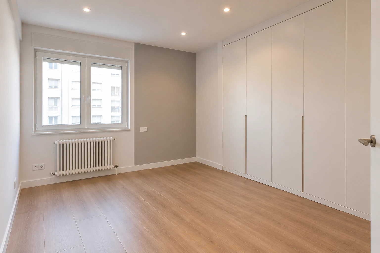 Dormitorio vacío con armario empotrado blanco; imagen adaptada para inspiración